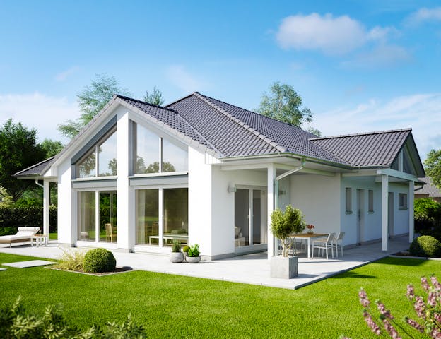 Massivhaus-Bungalow: Preise ab 478.000 Euro schlüsselfertig mit breiten Fensterfronten und verglastem Zwerchgiebel von KONZEPTHAUS