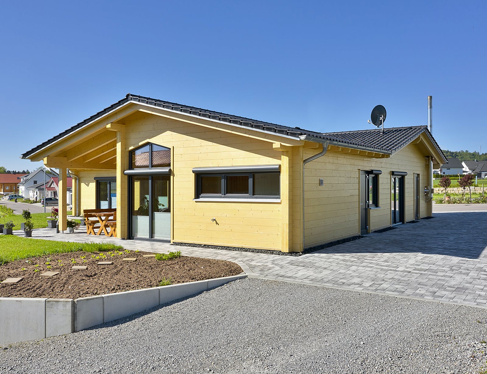 Blockhaus Einfamilienhaus G von Zimmergeschäft Kunz Schlüsselfertig ab 500000€, Blockhaus Außenansicht 1