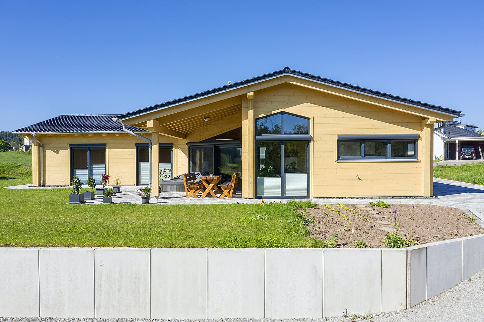 Blockhaus Einfamilienhaus G von Zimmergeschäft Kunz Schlüsselfertig ab 500000€, Blockhaus Außenansicht 2
