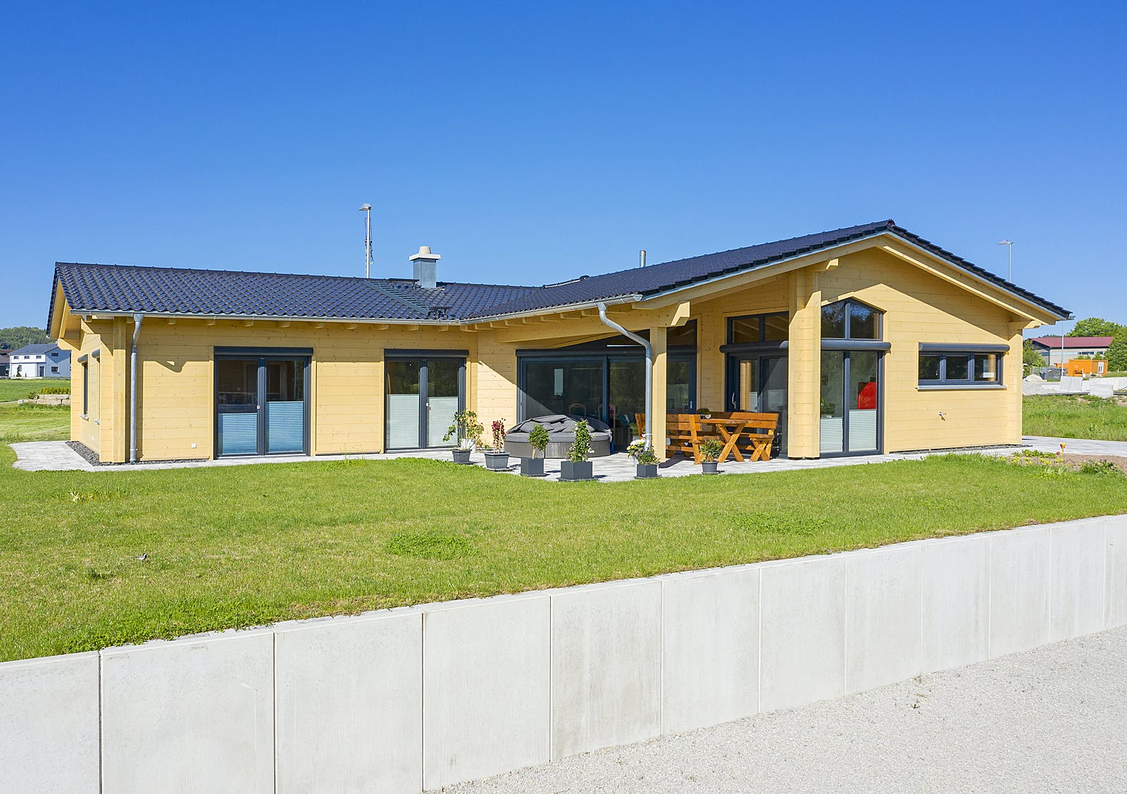Blockhaus Einfamilienhaus G von Zimmergeschäft Kunz Schlüsselfertig ab 500000€, Blockhaus Außenansicht 3