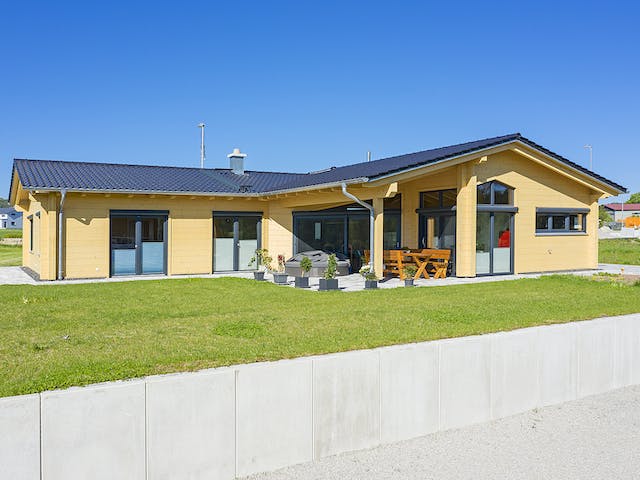 Blockhaus Einfamilienhaus G von Zimmergeschäft Kunz Schlüsselfertig ab 500000€, Blockhaus Außenansicht 3