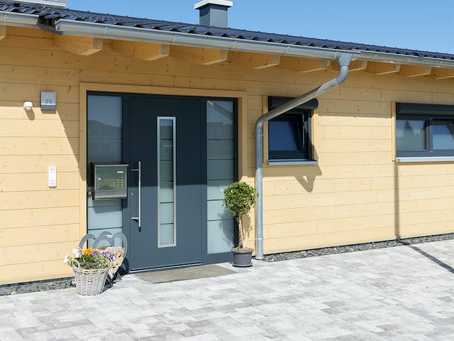 Blockhaus Einfamilienhaus G von Zimmergeschäft Kunz Schlüsselfertig ab 500000€, Blockhaus Außenansicht 4