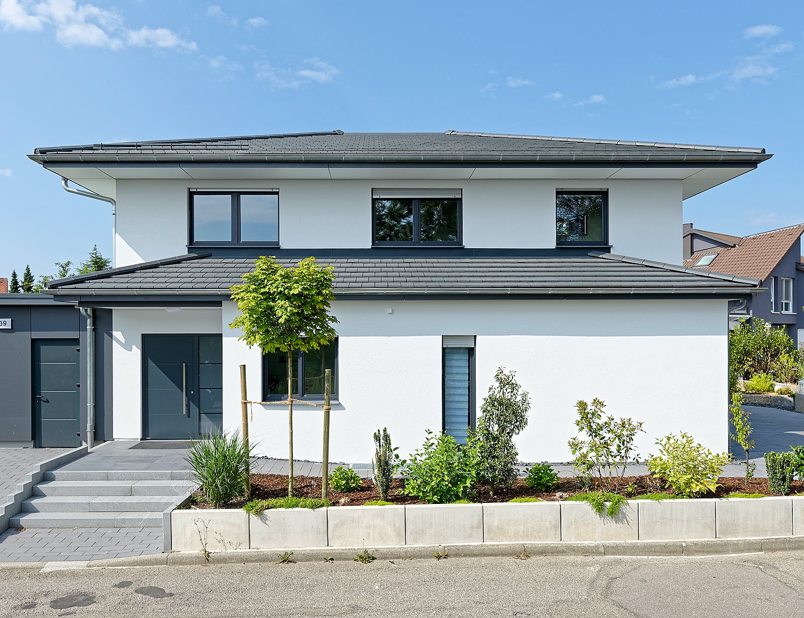 Fertighaus Einfamilienhaus W01 von Zimmergeschäft Kunz Schlüsselfertig ab 850000€, Stadtvilla Außenansicht 2