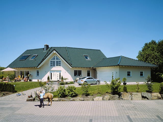 Fertighaus Familio von Fingerhut Haus Schlüsselfertig ab 630778€, Satteldach-Klassiker Außenansicht 1 Fertighaus Familio von Fingerhut Haus Schlüsselfertig ab 630778€, Satteldach-Klassiker Außenansicht 1