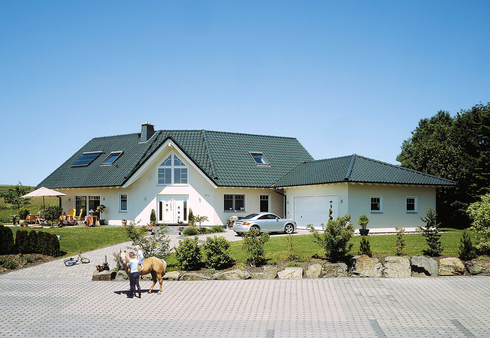 Fertighaus Familio von FINGERHUT-HAUS Schlüsselfertig ab 633051€, Satteldach-Klassiker Außenansicht 1
