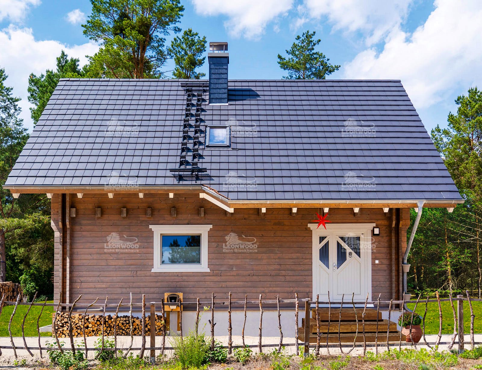 Blockhaus Lillesand von LéonWood® Holz-Blockhaus Bausatzhaus ab 128900€, Blockhaus Außenansicht 3