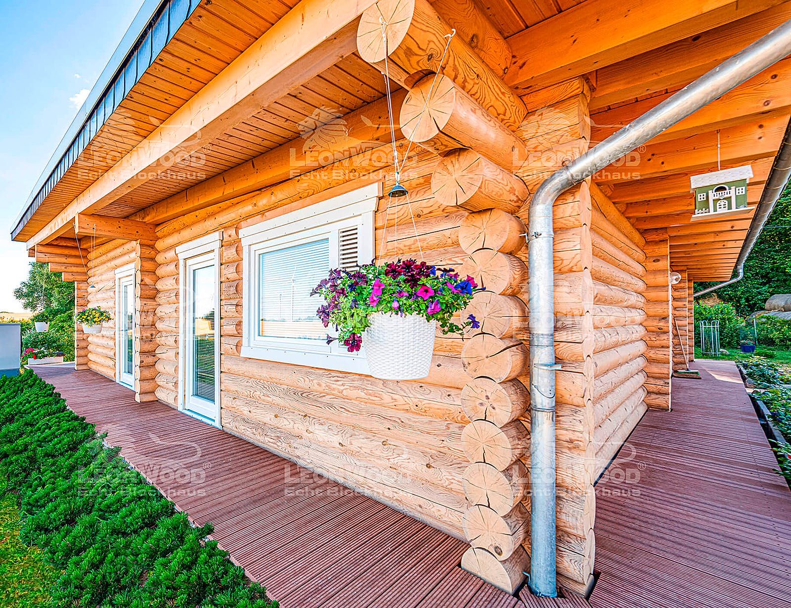 Blockhaus Mikado bel Etage von LéonWood Holz-Blockhaus Bausatzhaus ab 163060€, Blockhaus Außenansicht 2