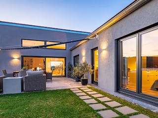 Fertighaus Bungalow Pultdach 150 von LUXHAUS Schlüsselfertig ab 485000€, Bungalow Außenansicht 2
