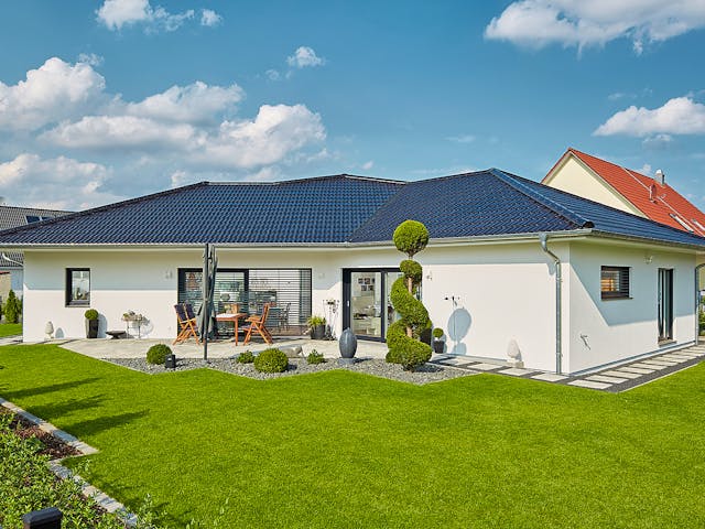 Fertighaus Bungalow Walmdach 190 von LUXHAUS, Bungalow Außenansicht 1