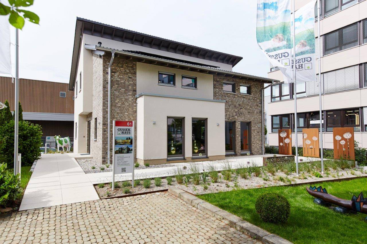 Fertighaus Madeleine - MH Stuttgart/Fellbach von GUSSEK HAUS Schlüsselfertig ab 530400€, Pultdachhaus Außenansicht 1