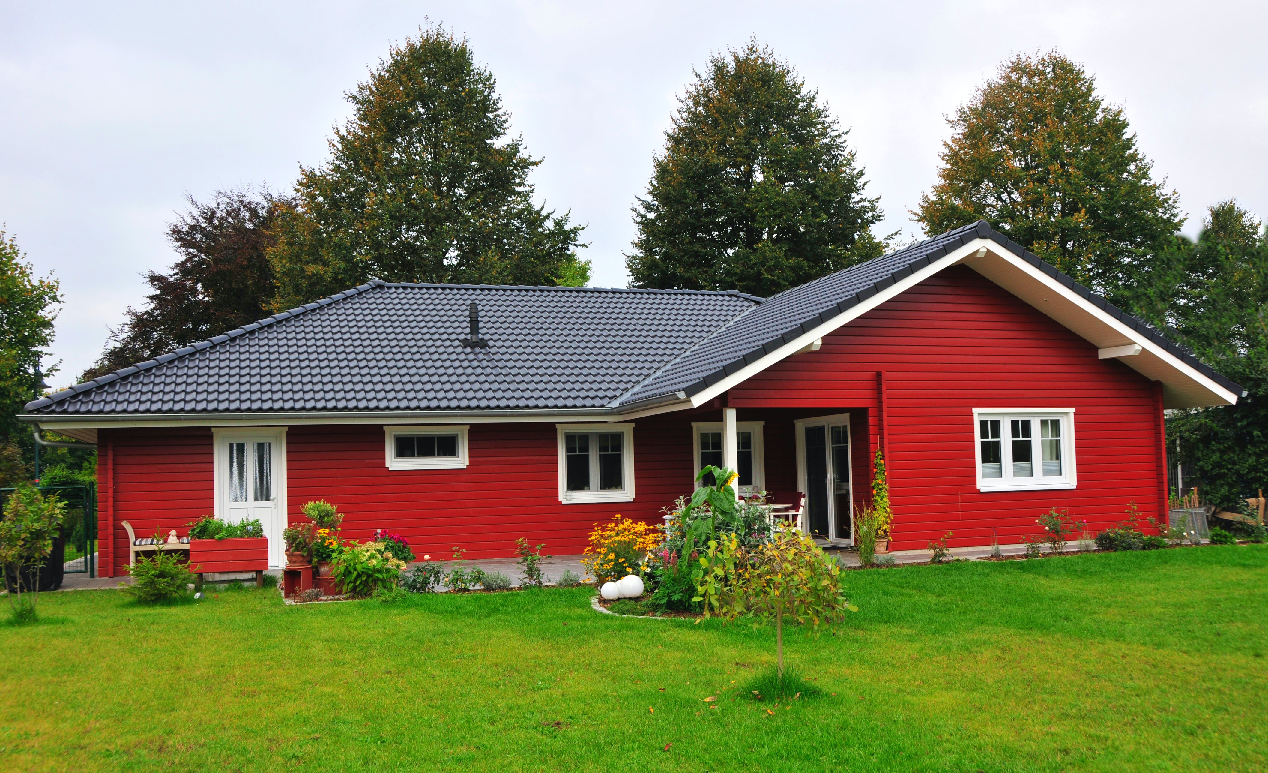 Blockhaus Malmö mit Carport von Fjorborg Häuser Ausbauhaus ab 195480€, Blockhaus Außenansicht 2