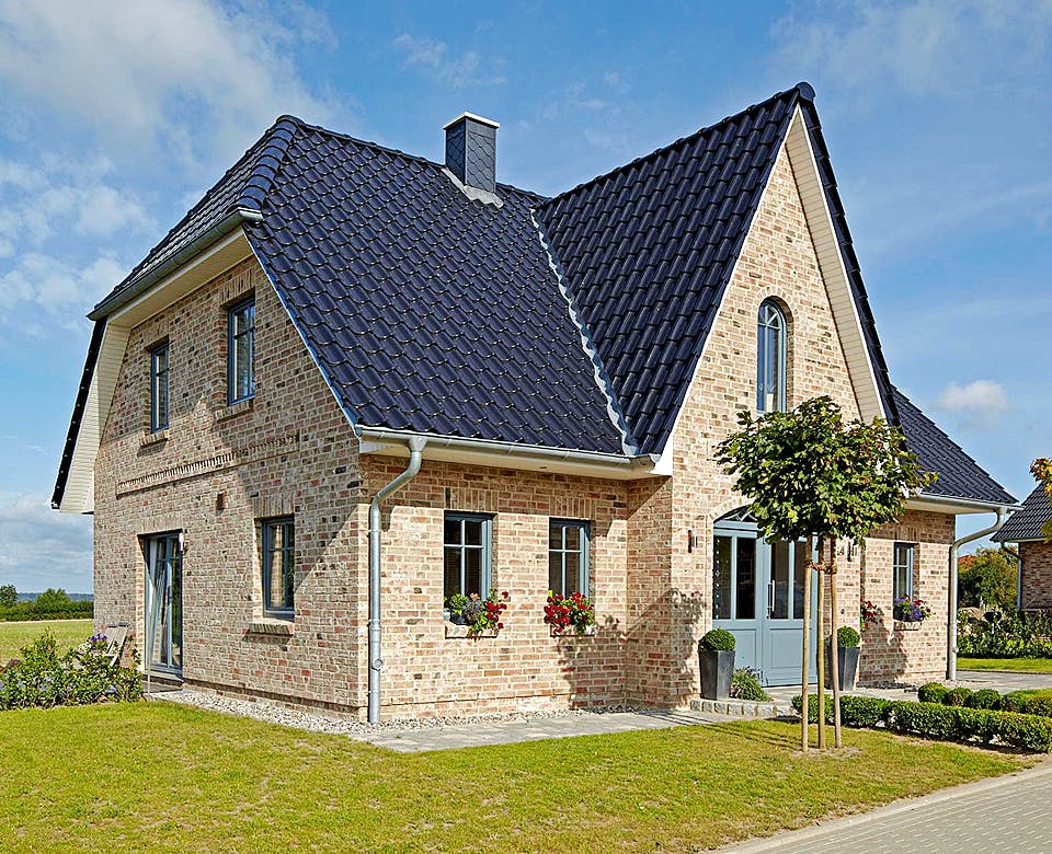 Massivhaus Brede von Mammen Bauunternehmen, Satteldach-Klassiker Außenansicht 1