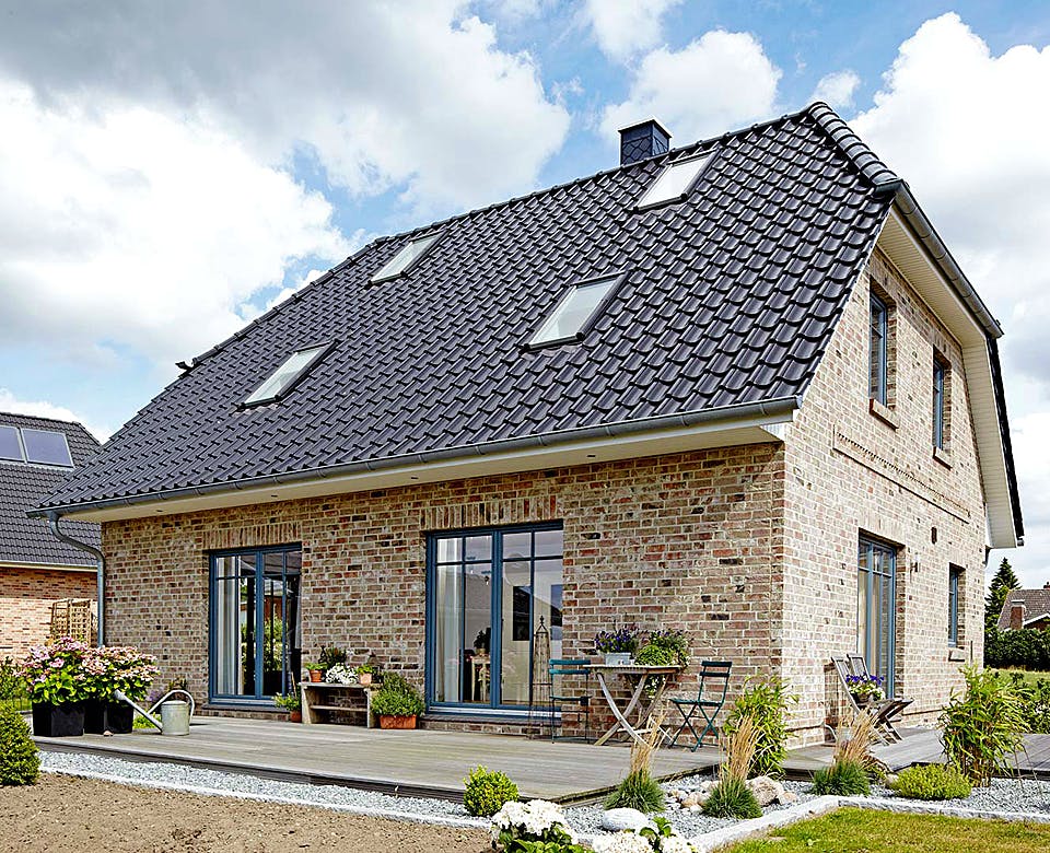 Massivhaus Brede von Mammen Bauunternehmen, Satteldach-Klassiker Außenansicht 2