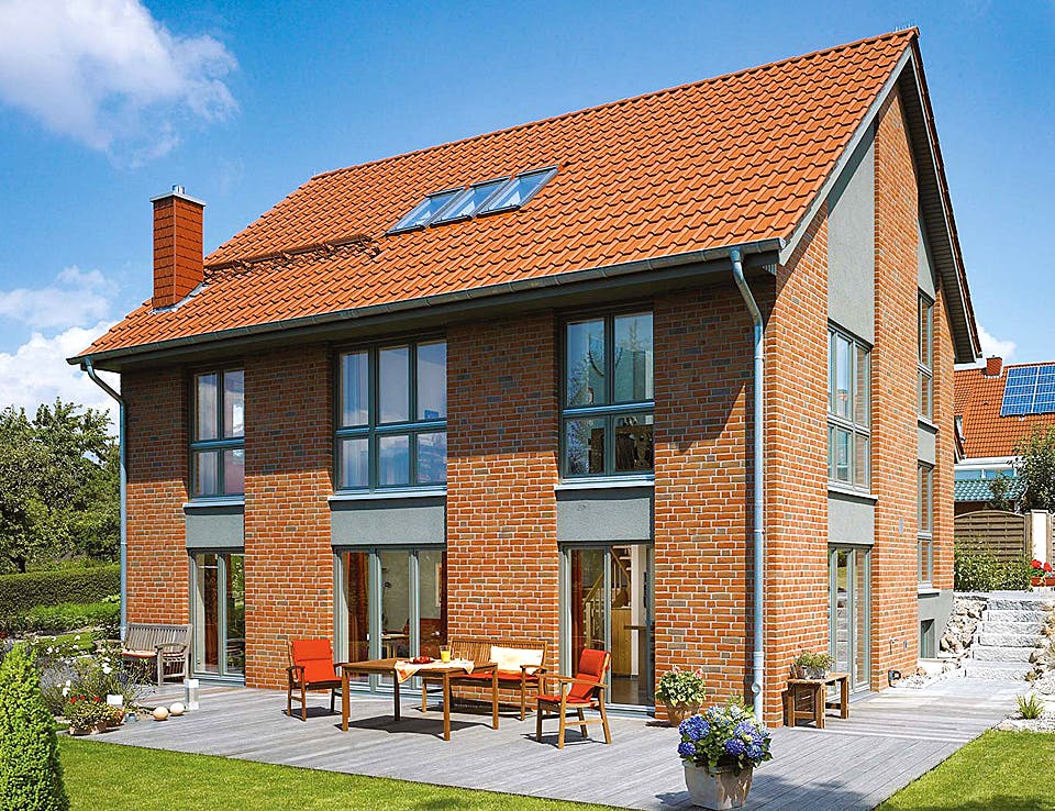Massivhaus Fischer von Mammen Bauunternehmen, Satteldach-Klassiker Außenansicht 1