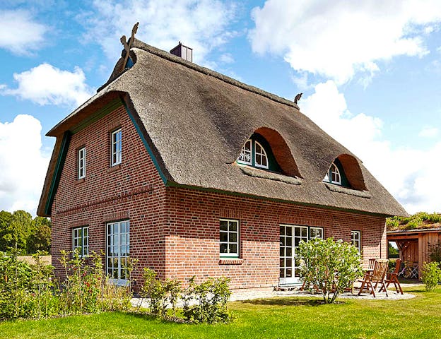Reetdachhaus mit Klinker 'Janke' von Mammen Bauunternehmen