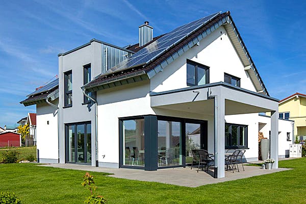 Massivhaus mit Terrasse von Mammen Bauunternehmen
