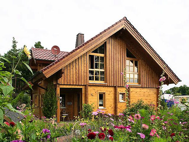 Blockhaus Mehlingen von Rems-Murr-Holzhaus Ausbauhaus ab 309476€, Satteldach-Klassiker Außenansicht 1 Blockhaus Mehlingen von Rems-Murr-Holzhaus Ausbauhaus ab 309476€, Satteldach-Klassiker Außenansicht 1