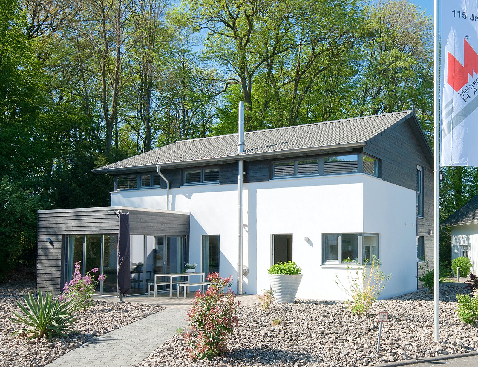 Fertighaus Musterhaus Bad Vilbel - KUBUS Edition Holz von Meisterstück-HAUS, Satteldach-Klassiker Außenansicht 1
