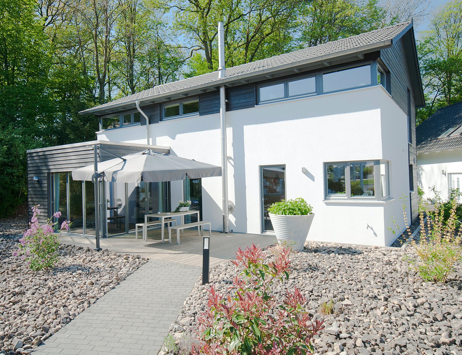 Fertighaus Musterhaus Bad Vilbel - KUBUS Edition Holz von Meisterstück-HAUS, Satteldach-Klassiker Außenansicht 2