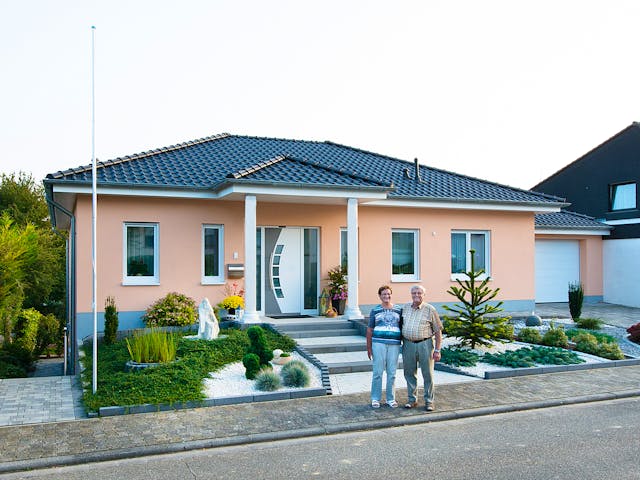 Massivhaus Bungalow mit Keller von RheinMassiv Massivhäuser, Bungalow Außenansicht 1