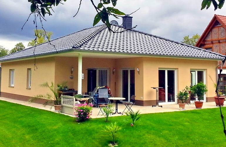 Massivhaus Bungalow Müritz von EWA Hausbau Schlüsselfertig ab 231990€, Bungalow Außenansicht 1