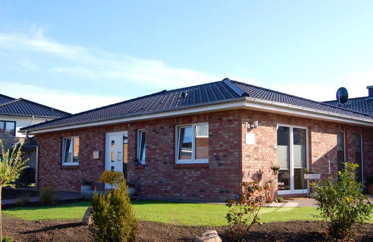 Massivhaus Bungalow V90 von Virtus Projektbau, Bungalow Außenansicht 1