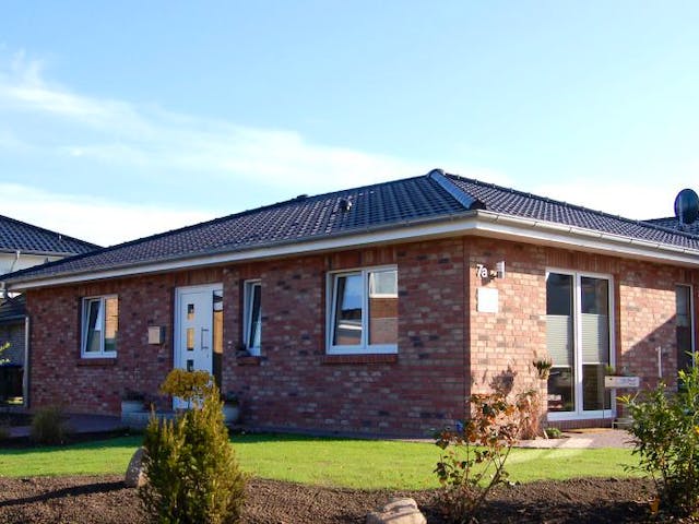 Massivhaus Bungalow V90 von Virtus Massivhaus, Bungalow Außenansicht 1