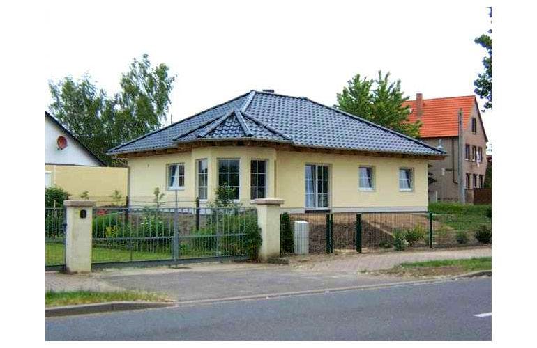 Massivhaus Bungalow W 100 von domoplan massivhaus, Bungalow Außenansicht 2