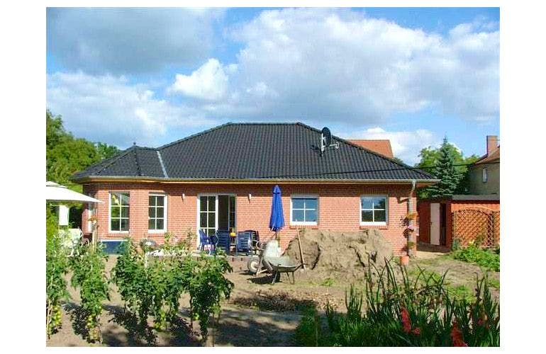 Massivhaus Bungalow W 100 von domoplan massivhaus, Bungalow Außenansicht 1