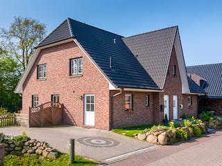 Massivhaus Duo Friesenhaus 130 von ECO System HAUS, Satteldach-Klassiker Außenansicht 2