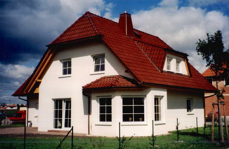 Massivhaus LANDHAUS 160 mit Anbau von domoplan massivhaus, Außenansicht 1