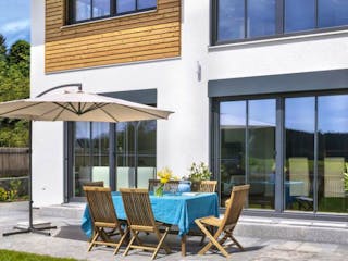 Fertighaus Vitalhaus Glonn von Regnauer Hausbau, Satteldach-Klassiker Außenansicht 1