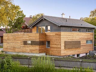 Fertighaus Vitalhaus Waakirchen von Regnauer Hausbau, Satteldach-Klassiker Außenansicht 2