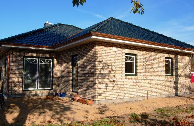 Massivhaus Winkelbungalow V105 von Virtus Projektbau Schlüsselfertig ab 140500€, Außenansicht 1