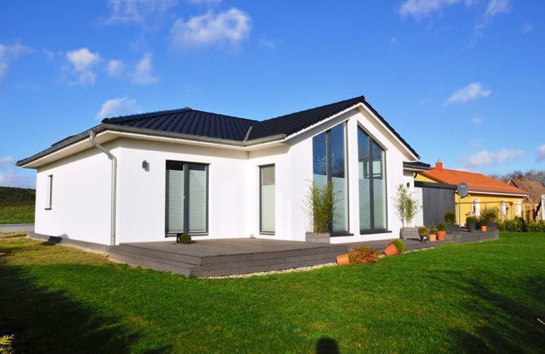 Massivhaus Winkelbungalow V115 von Virtus Projektbau, Bungalow Außenansicht 1