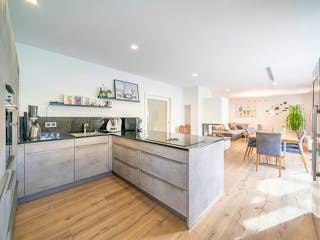 Massivhaus Bauhaus Thumann mit großer Dachterrasse von MYMassivhaus, Cubushaus Innenansicht 3