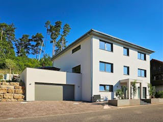Massivhaus Hanghaus mit Einliegerwohnung und Pool von MYMassivhaus, Stadtvilla Außenansicht 1