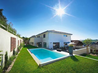 Massivhaus Hanghaus mit Einliegerwohnung und Pool von MYMassivhaus, Stadtvilla Außenansicht 2