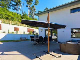 Massivhaus Hanghaus mit Einliegerwohnung und Pool von MYMassivhaus, Stadtvilla Außenansicht 5