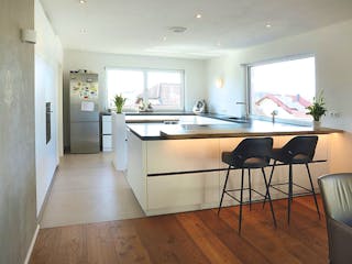 Massivhaus Hanghaus mit Einliegerwohnung und Pool von MYMassivhaus, Stadtvilla Innenansicht 1