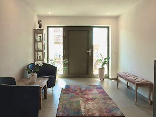 Massivhaus Hanghaus mit Einliegerwohnung und Pool von MYMassivhaus, Stadtvilla Innenansicht 4