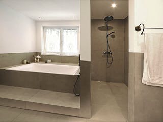 Massivhaus Hanghaus mit Einliegerwohnung und Pool von MYMassivhaus, Stadtvilla Innenansicht 9