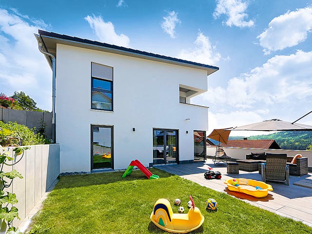 Fertighaus Hanghaus Grossmann mit begrünter Dachterrasse von MYMassivhaus, Pultdachhaus Außenansicht 1 Fertighaus Hanghaus Grossmann mit begrünter Dachterrasse von MYMassivhaus, Pultdachhaus Außenansicht 1