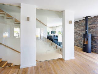 Fertighaus Hanghaus Grossmann mit begrünter Dachterrasse von MYMassivhaus, Pultdachhaus Innenansicht 1