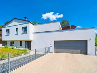 Massivhaus Massivhaus Thumann mit Satteldach und Sauna von MYMassivhaus, Satteldach-Klassiker Außenansicht 2