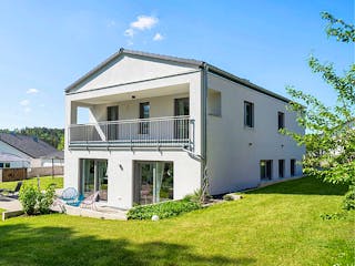 Massivhaus Massivhaus Thumann mit Satteldach und Sauna von MYMassivhaus, Satteldach-Klassiker Außenansicht 3