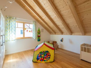 Blockhaus D138 Seifert von Frammelsberger R. Ingenieur-Holzbau, Satteldach-Klassiker Innenansicht 6