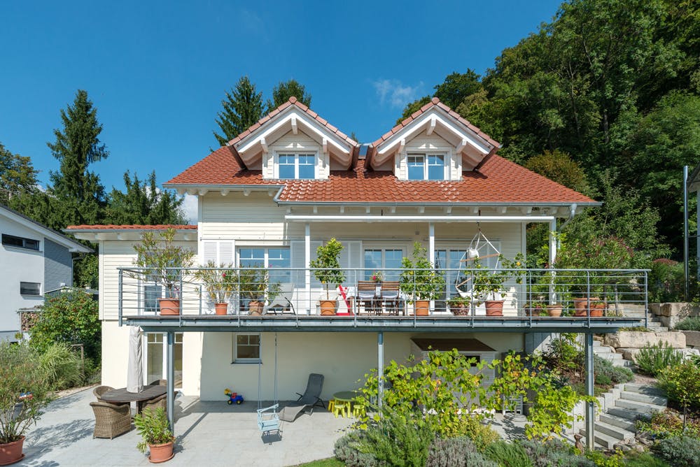 Blockhaus D162 Krastel von Frammelsberger R. Ingenieur-Holzbau, Satteldach-Klassiker Außenansicht 1