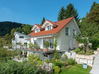 Blockhaus D162 Krastel von Frammelsberger R. Ingenieur-Holzbau, Satteldach-Klassiker Außenansicht 2