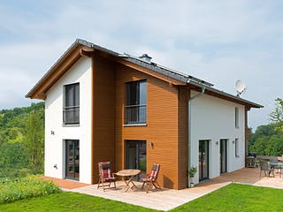 Blockhaus D144 Schwarzwasser von Frammelsberger R. Ingenieur-Holzbau, Satteldach-Klassiker Außenansicht 1